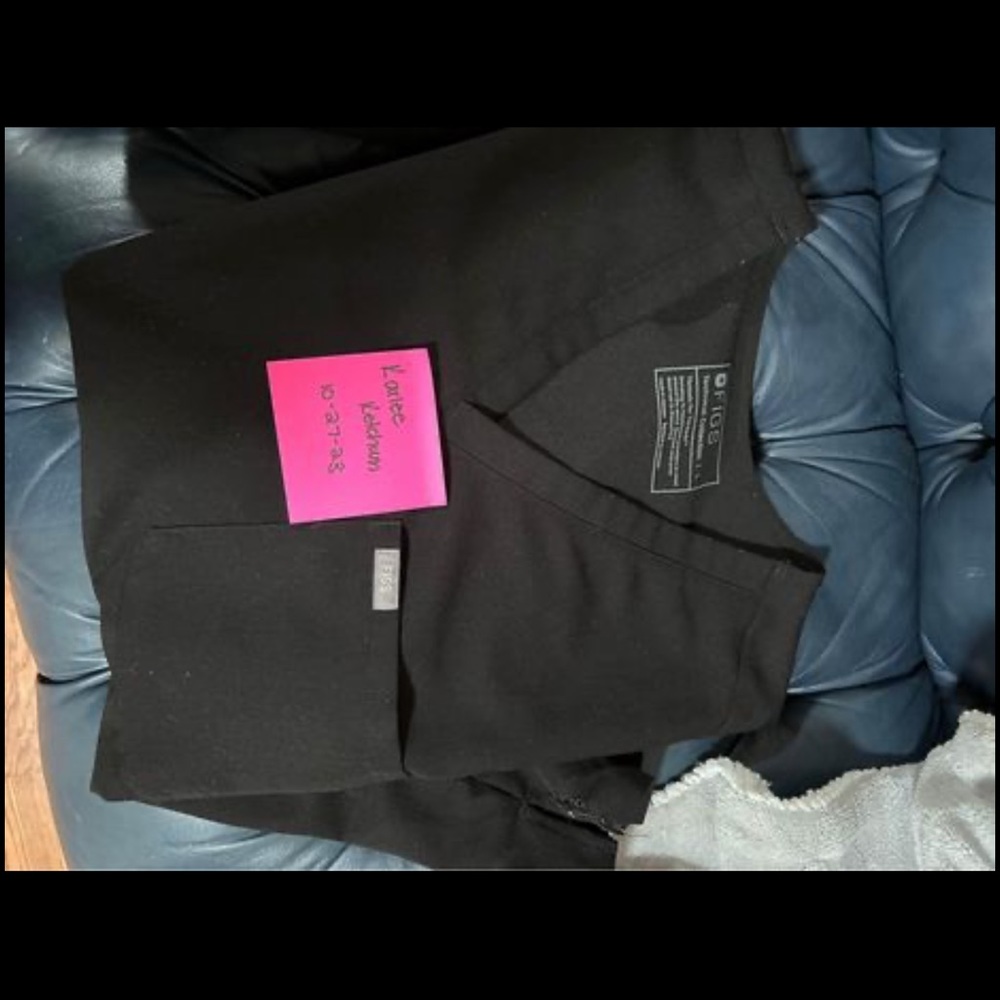 Figs one pocket top